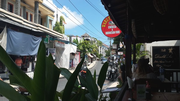 Bon plan à Bali : le resto Warung Murah à 1 euro! La rue.