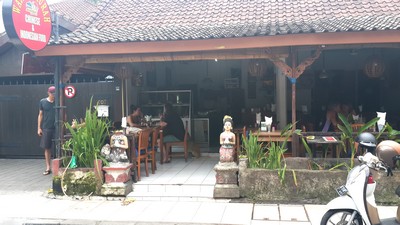 Bon plan à Bali : le resto Warung Murah à 1 euro! La façade.