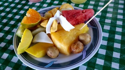 Au bout du monde : Tropical Farm, le paradis du fruit. Assiette de fruits.