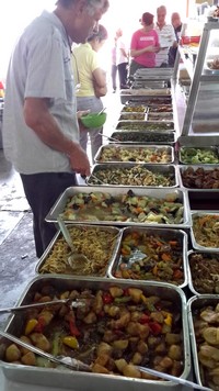 Partir en Orient pour le festival végétarien de Penang. Buffet.