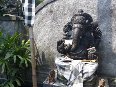 Mystère, esprits et boule de gomme à Kubu Darma. Ganesh