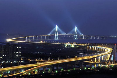 Partir en Orient pour le festival végétarien de Penang. Le pont