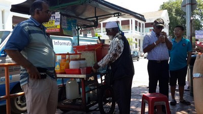 Partir en Orient pour le festival végétarien de Penang. Vendeur ambulant.