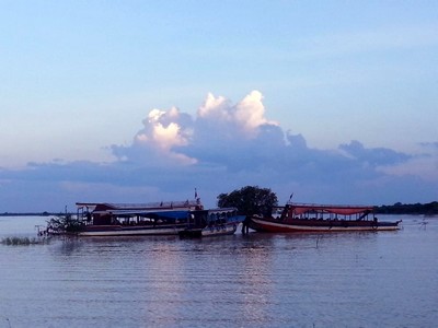 Tonlé Sap le lac du Mékong classé par l'UNESCO. Soleil couchant