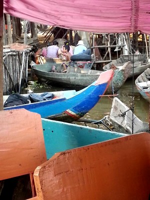 Tonlé Sap le lac du Mékong classé par l'UNESCO. Gamin en pirogue