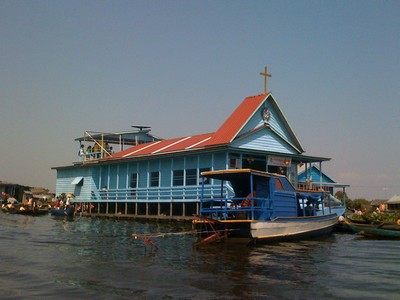 Tonlé Sap le lac du Mékong classé par l'UNESCO. Eglise
