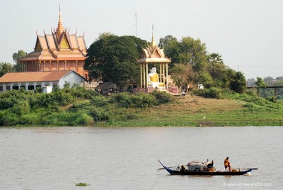 Tonlé Sap le lac du Mékong classé par l'UNESCO. Temple