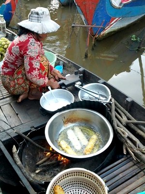 Tonlé Sap le lac du Mékong classé par l'UNESCO. Marchande de beignets