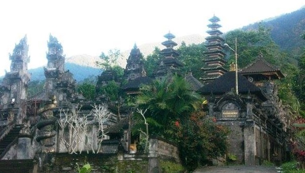 Découvrir Bali autrement : escalade du volcan Batukaru. Le temple Pura Luhur Batukaru