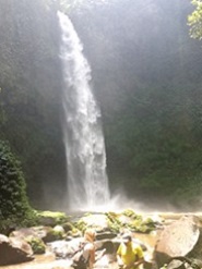 Découvrir Bali autrement : cascade de plaisir, histoire d'O. Pierrick et Svetlana