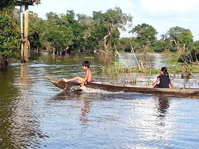 Tonlé Sap le lac du Mékong classé par l'UNESCO. Pirogue