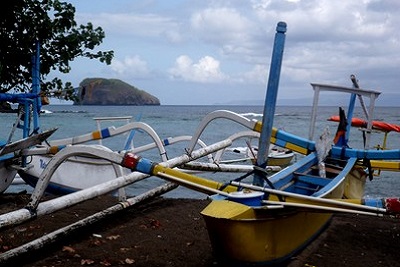 Bali plage : l'est, Padangbai, Candidasa, Amed, Tulamben. Bateaux côte est