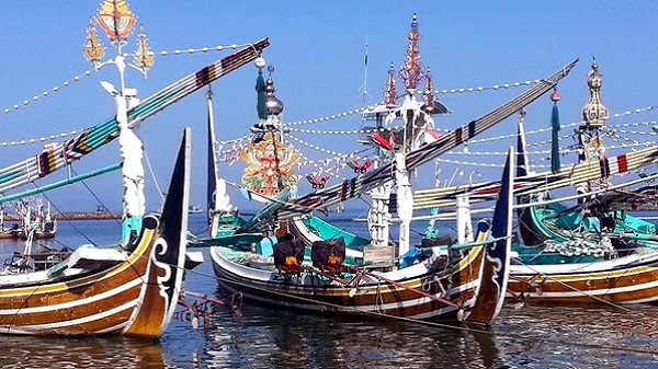 Bali plage : l'ouest, Negara, Medewi, Gilimanuk. Les bateaux dans l'ouest