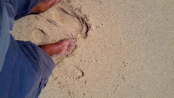 les pieds dans le sable