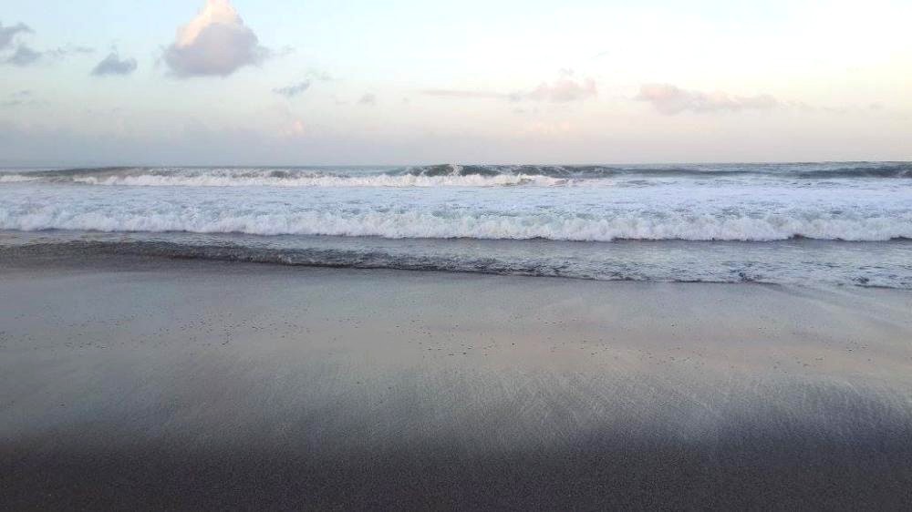 Bali plage : l'est, Padangbai, Candidasa, Amed, Tulamben. Plage de sable volcanique