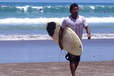 Bali plage : le sud, Kuta, Seminyak, Tanah Lot, Sanur. Surfer à Kuta 