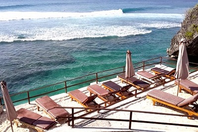 Bali plage : la péninsule, Jimbaran, Bukit, Nusa Dua. Terrasse Uluwatu