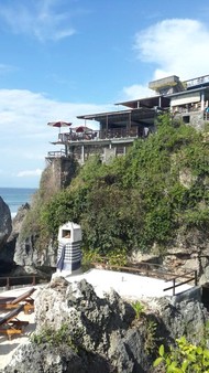 Bali plage : la péninsule, Jimbaran, Bukit, Nusa Dua. Village Uluwatu