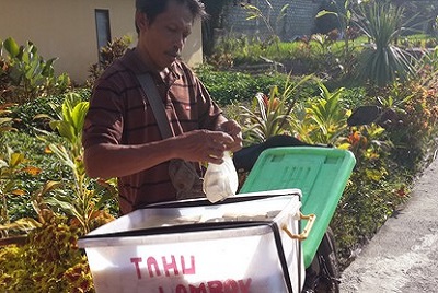 A Bali, Hervé Berbille, spécialiste, passionné, parle du soja. Vendeur de tofou à Bali