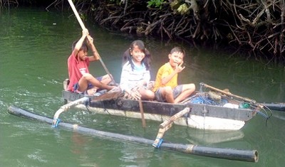 Séjour à Bali : la population, le temps, l'argent, le quotidien. Enfants dans la mangrove