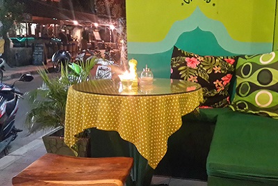 Lovina : plages, spots de plongée, dauphins et cascades Akar café