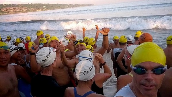 Triathlon sprint, compétition du calendrier 2013 à Bali Indonésie Départ de la natation