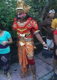 Ogo Ogo balinais : du tapage nocturne au calme de Nyepi un dieu dans les rues