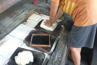 Production de tofu artisanal à Bali : résultat d'enquête. Moulage