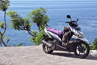 Amed, un coin de paradis sur l'île des Dieux Notre scoot