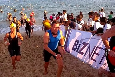 Triathlon sprint, compétition du calendrier 2013 à Bali Indonésie Sortie de la natation