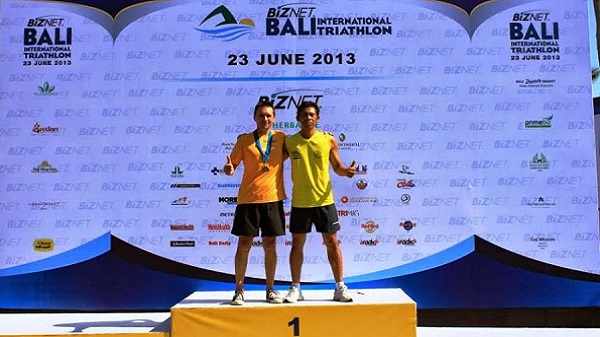 Triathlon sprint, compétition du calendrier 2013 à Bali Indonésie Thierry et son copain Wawan sur le podium
