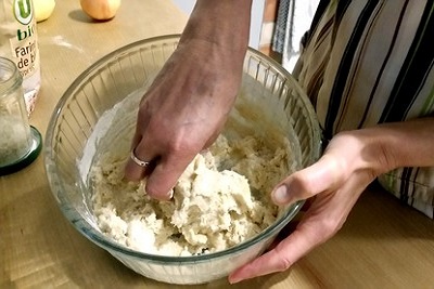 Cuisine végétarienne : recette vegan du pâté aux pommes de terre. Pâte brisée