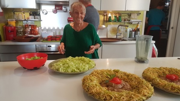 Irène Grosjean, naturopathe et coach en alimentation vivante. Irène en cuisine