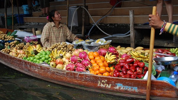 Voyager en Thaïlande en étant végétarien ou végétalien. Marché aux fruits flottant 