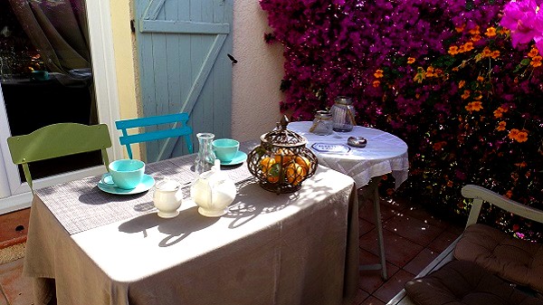 Création d'une Maison d'Hôtes végane : l'exemple de Florence. Terrasse Florence Maison d'Hôtes en Corse